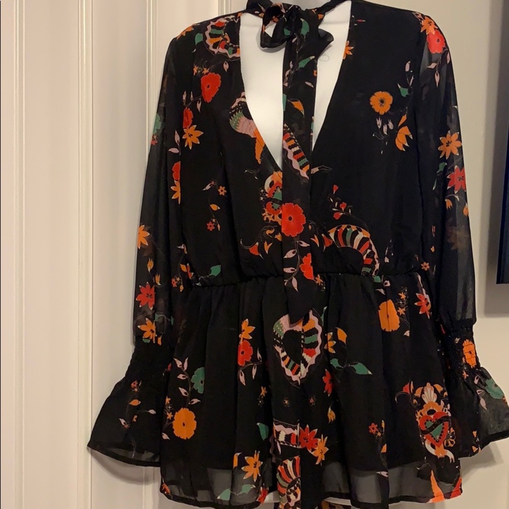 Print romper has a cute neck tie